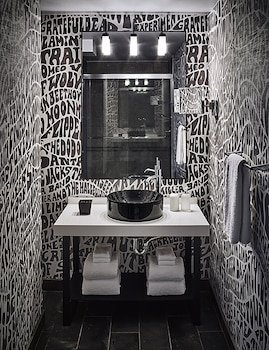 Combined shower/tub, free toiletries, hair dryer, bathrobes at Hotel Zeppelin San Francisco