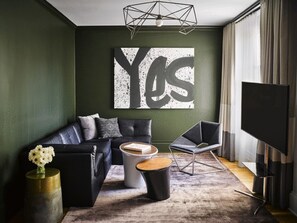 Apartment, Patio (The Zeppelin) | In-room safe, desk, blackout drapes, iron/ironing board