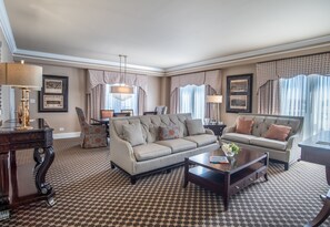 Escritorio, tabla de planchar con plancha, wifi gratis y ropa de cama 