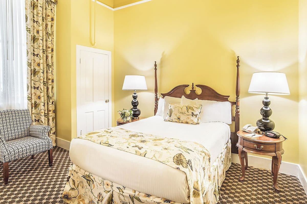 Menger Petite | 1 bedroom, desk, iron/ironing board, free WiFi