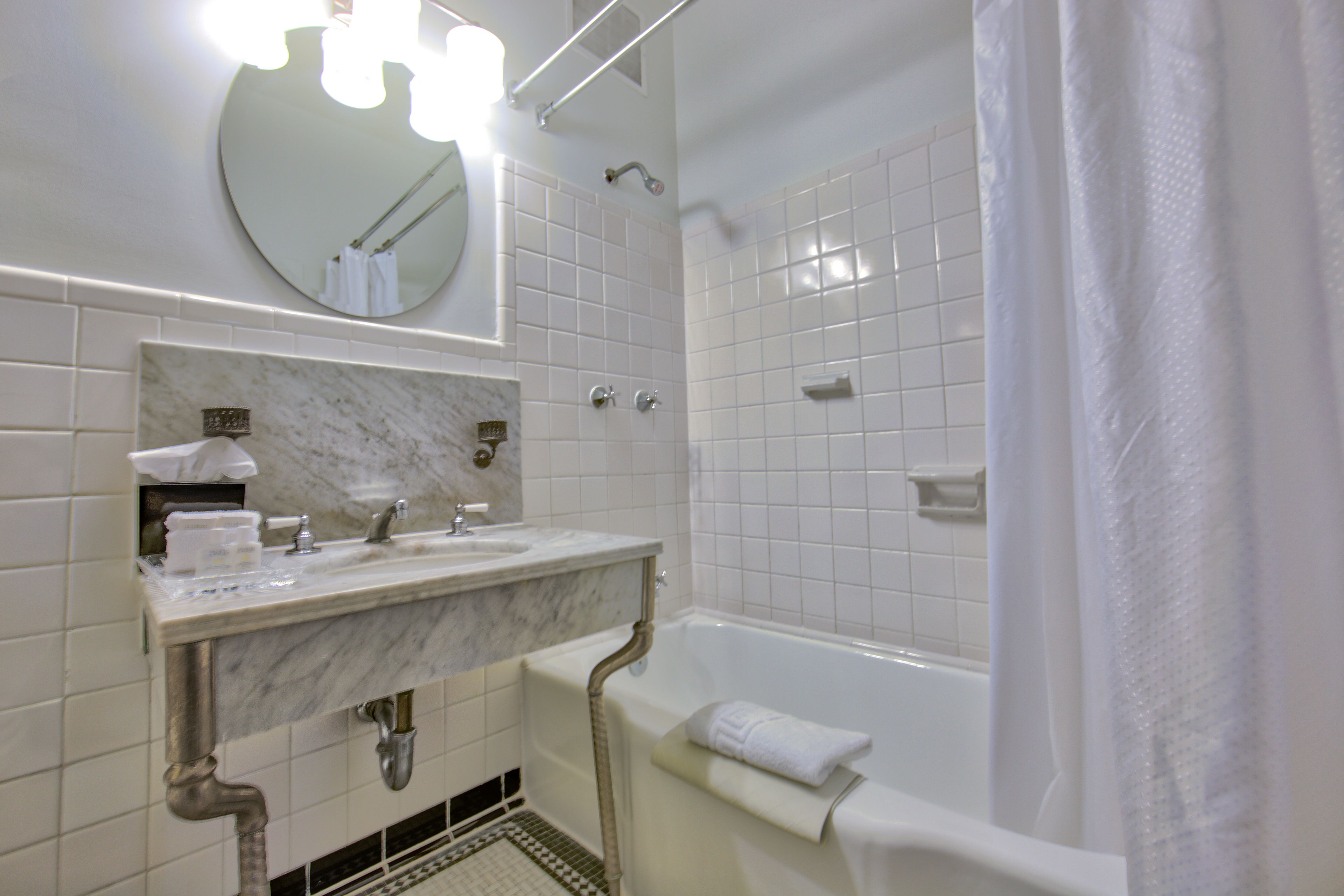 Photo - Menger Hotel
