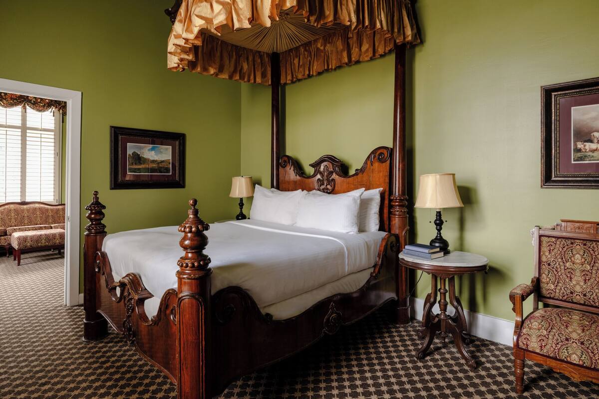 Suite (Victorian) | Desk, iron/ironing board, WiFi (free), bed sheets