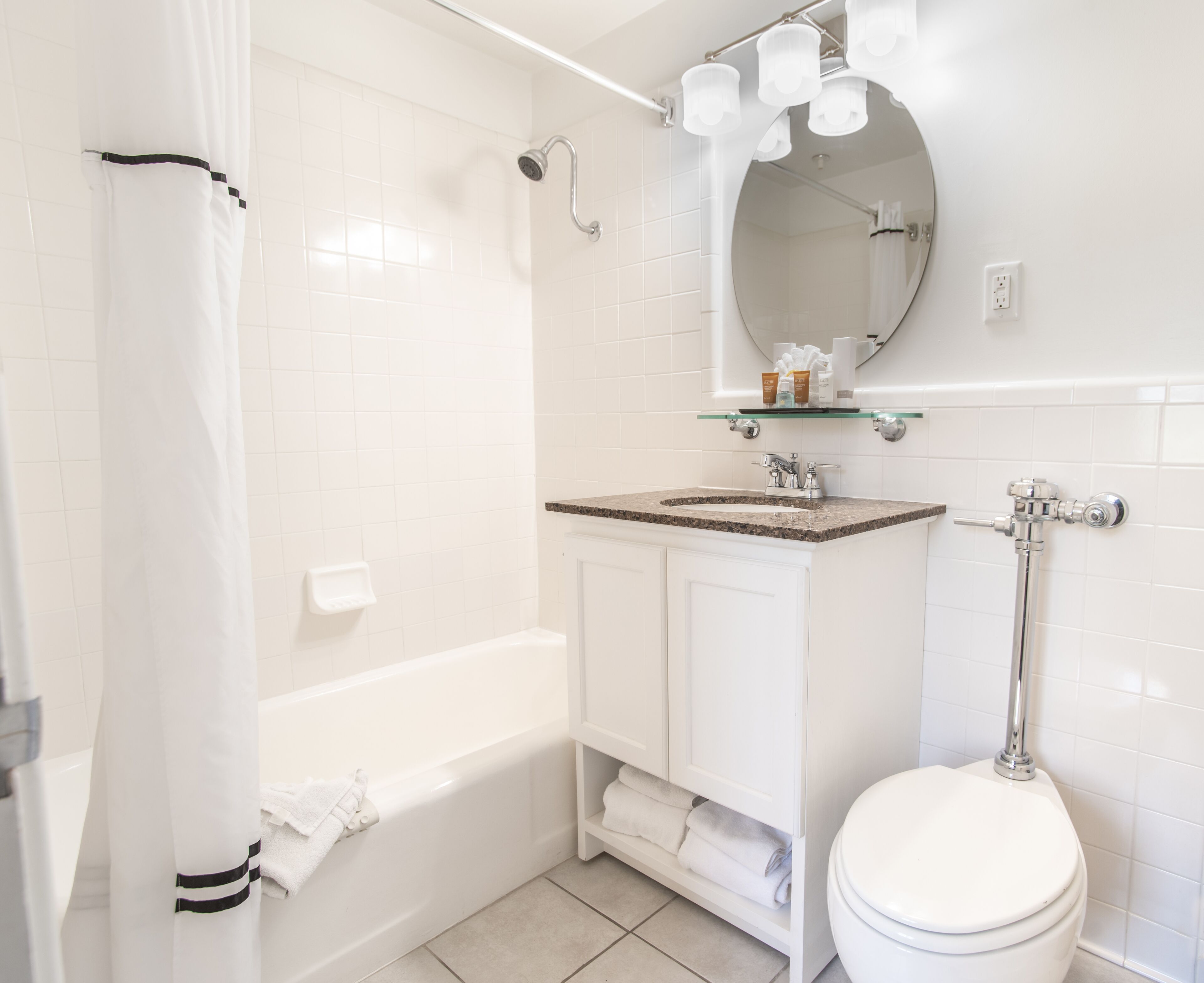 classic room, 1 king bed | bathroom | combined shower/bathtub, free toiletries, hair dryer, towels