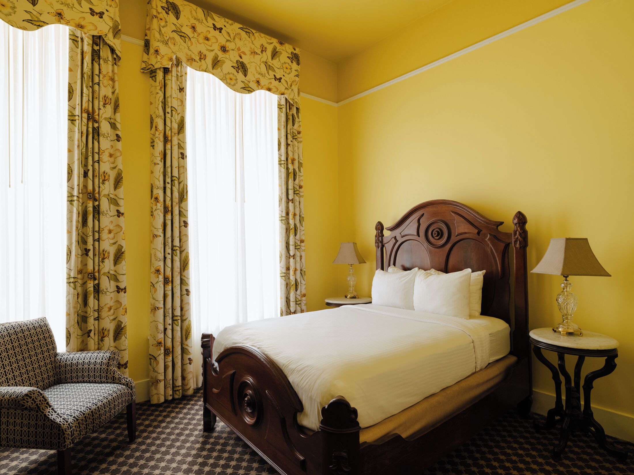 Room (Menger Petite) | Desk, iron/ironing board, WiFi (free), bed sheets