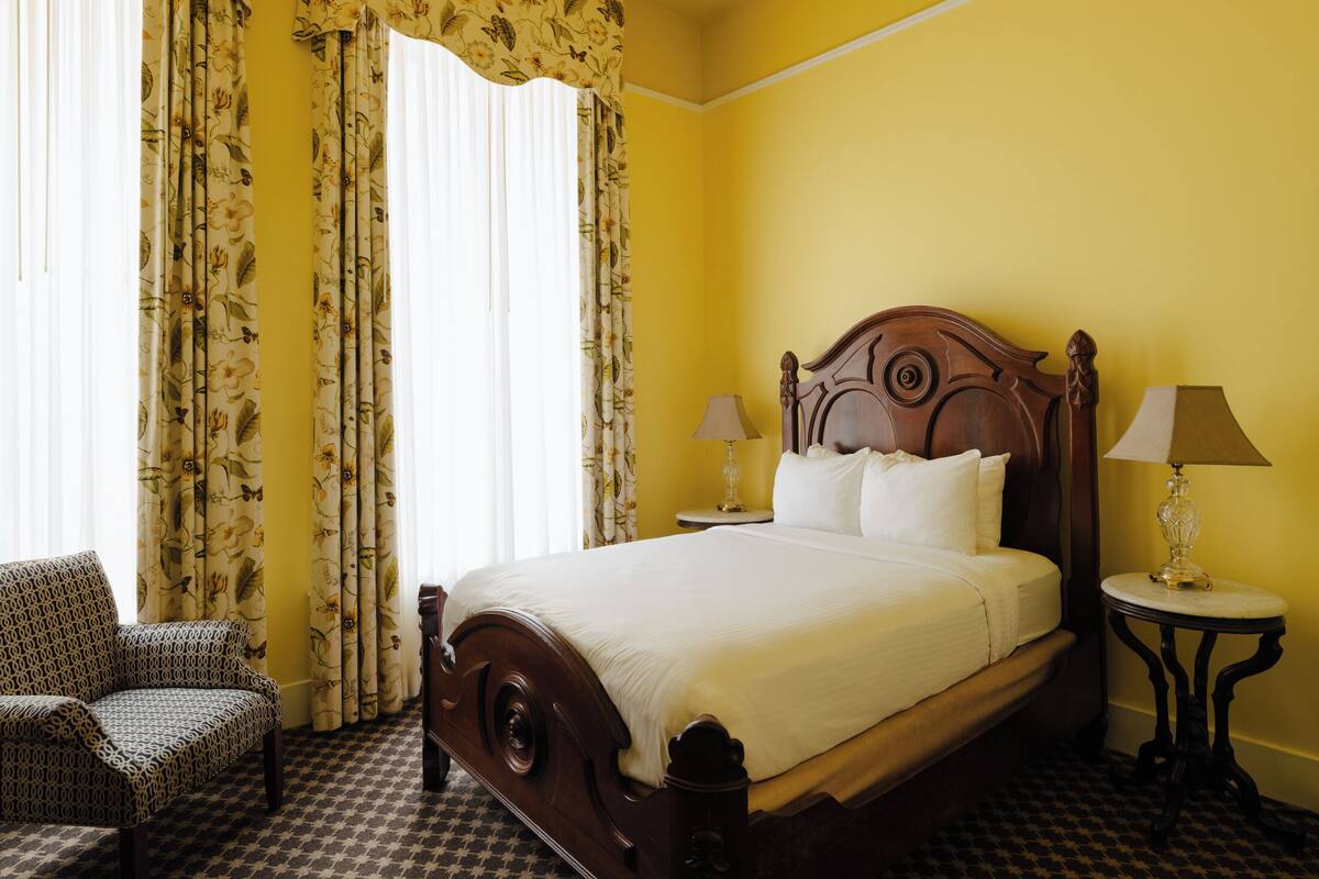 Room (Menger Petite) | Desk, iron/ironing board, WiFi (free), bed sheets