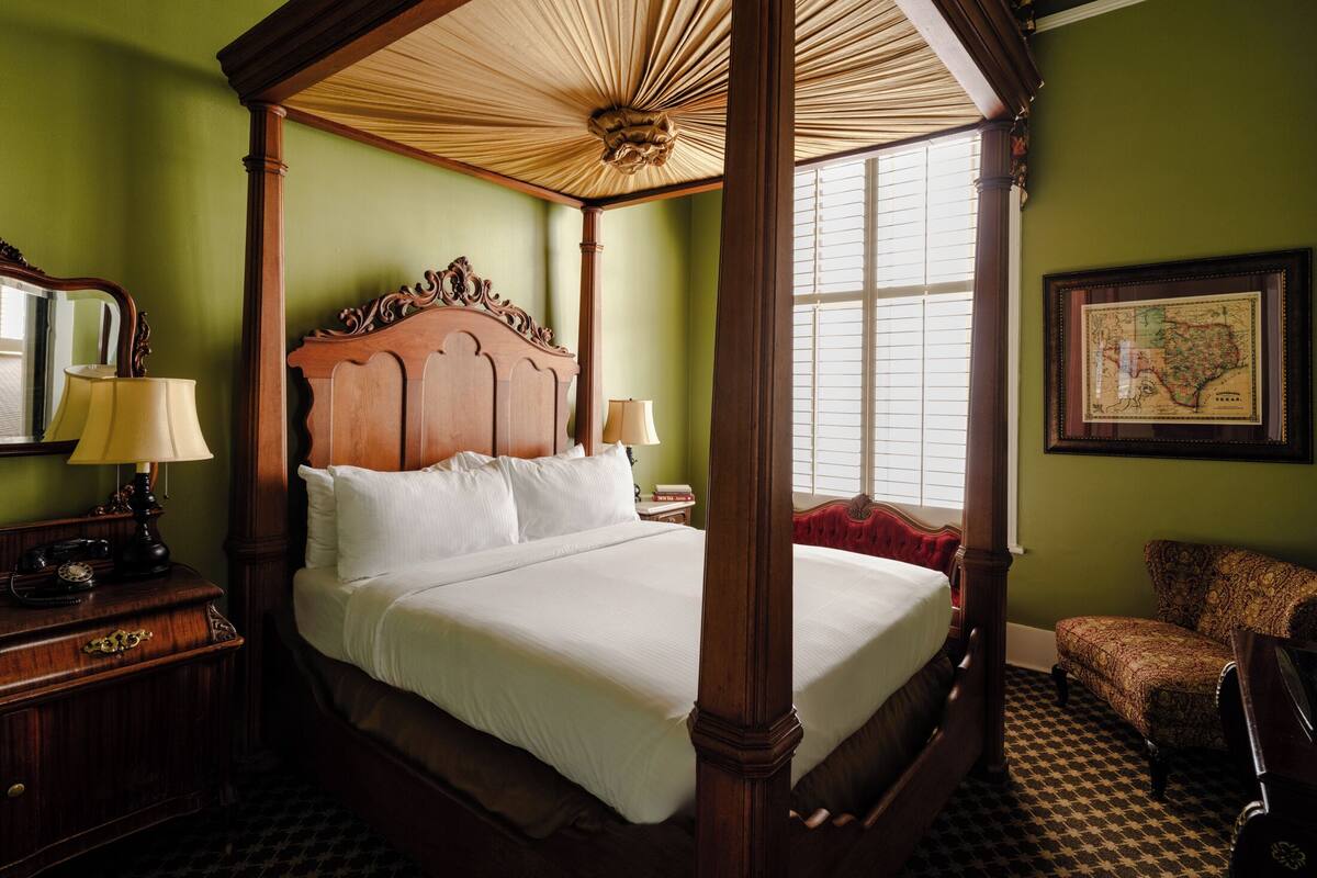 Suite, 1 King Bed (Ranch) | Desk, iron/ironing board, WiFi (free), bed sheets