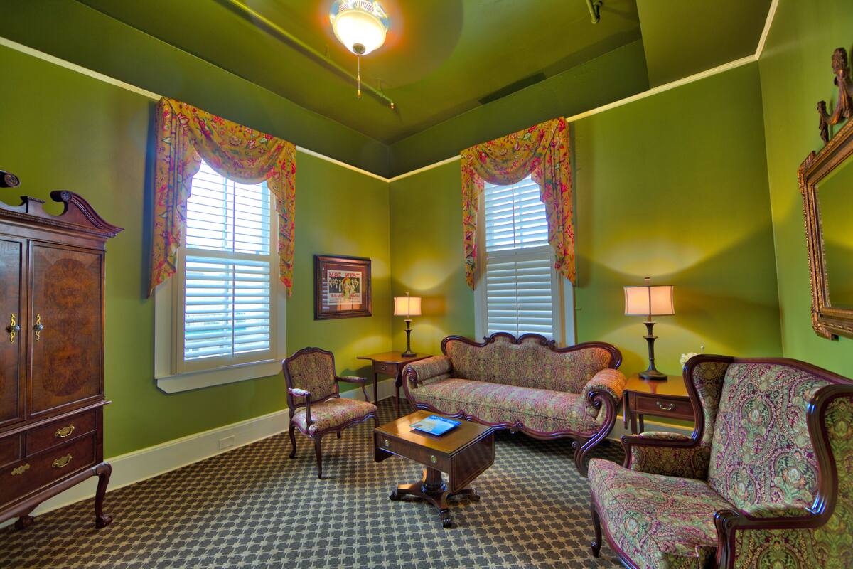 suite, 1 king bed | 1 bedroom, desk, iron/ironing board, free wifi