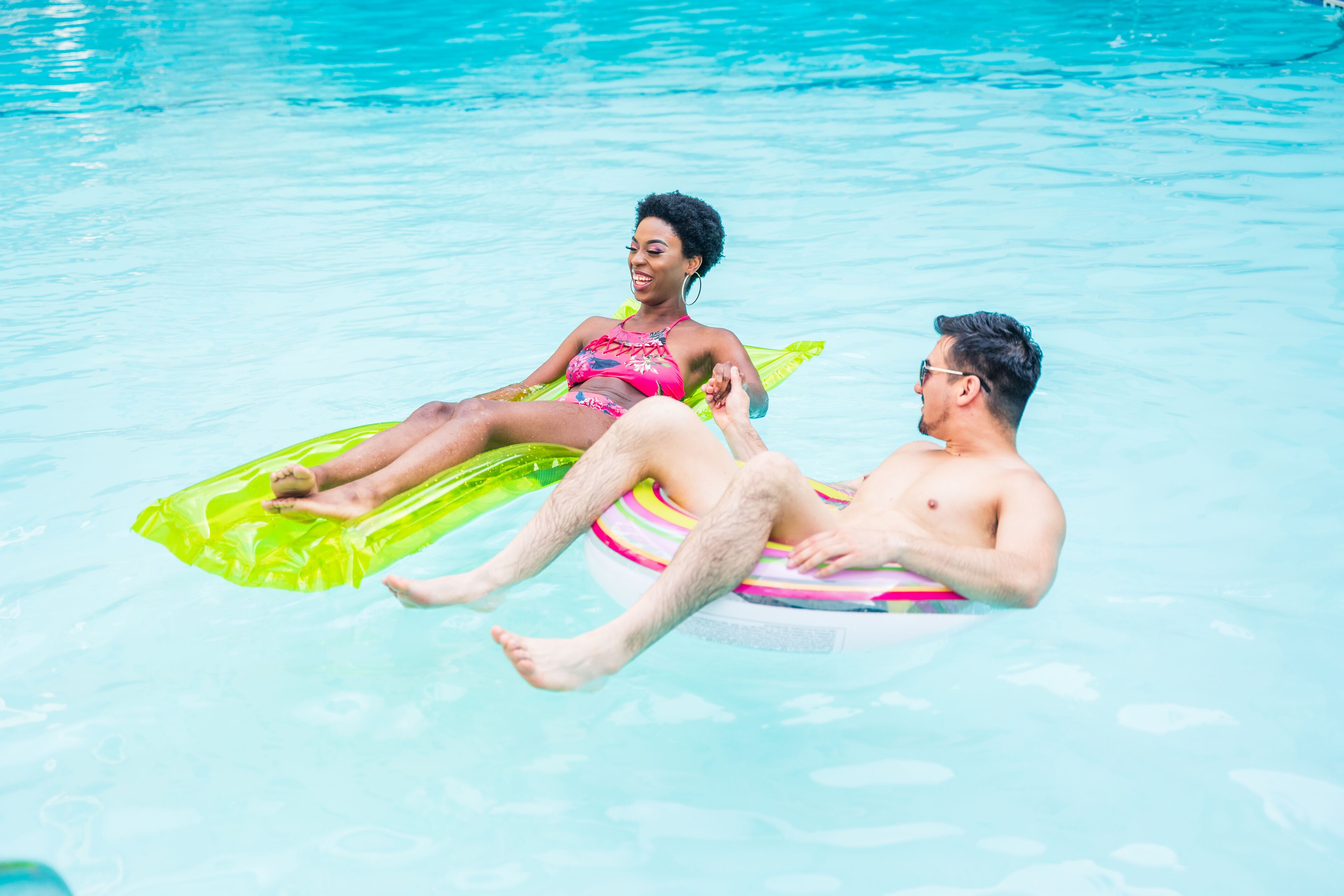 Piscina externa, funciona das 9h às 22h, guarda-sóis, espreguiçadeiras