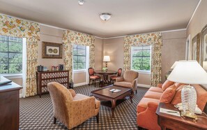 Suite, 1 King Bed | Desk, iron/ironing board, free WiFi, bed sheets