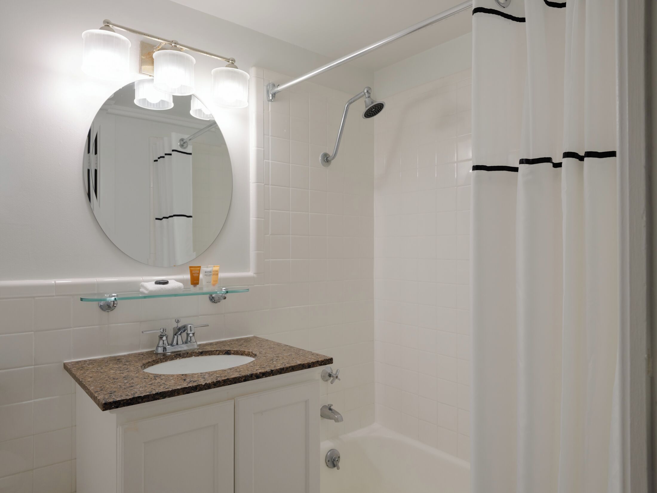Ensemble douche/baignoire, articles de toilette gratuits, sèche-cheveux