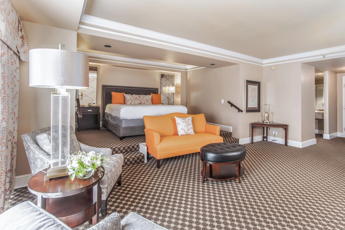 Luxury Suite | Desk, iron/ironing board, WiFi (free), bed sheets