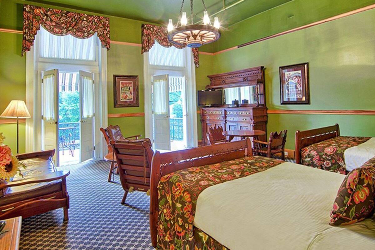 Suite (Roy Rodgers) | Desk, iron/ironing board, WiFi (free), bed sheets