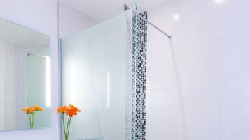 Ducha, artículos de tocador ecológicos, secador de pelo, toallas