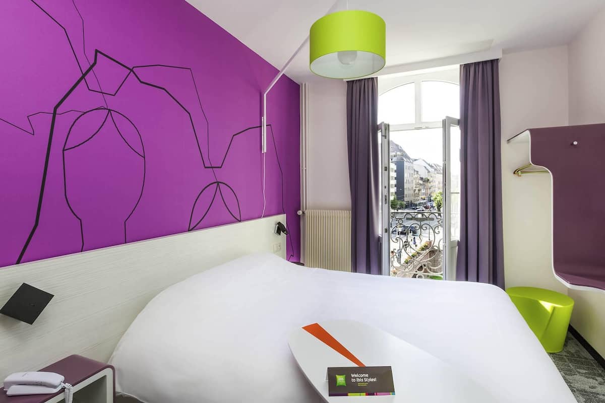 Standardzimmer, 1 Doppelbett | Zimmersafe, Schreibtisch, schallisolierte Zimmer, Bügeleisen/Bügelbrett