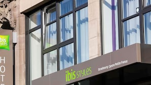 Señal de hotel con la inscripción 'ibis Styles' y 'Strasbourg Centre Petite France', que indica el nombre y la ubicación del hotel.