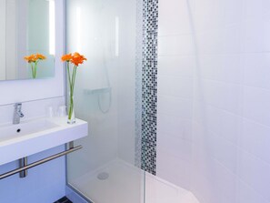 Habitación estándar, 1 cama matrimonial | Caja de seguridad en la habitación, escritorio y insonorización