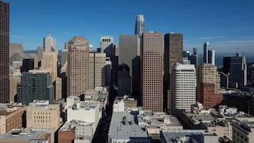 Eine Skyline mit verschiedenen Hochhäusern, darunter ein markanter Wolkenkratzer mit einem besonderen Design.