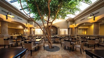 3 restaurants, breakfast served