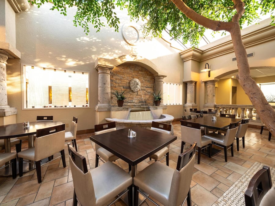 3 restauranter; serverer morgenmad