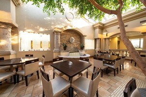 3 restaurantes; se sirven desayunos 