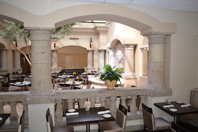 Doubletree by Hilton Houston Hobby Airport