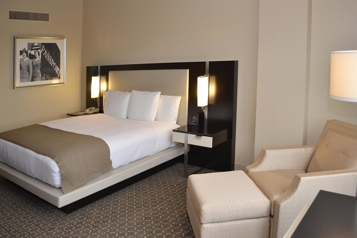 premium bedding, down duvets, in-room safe, desk