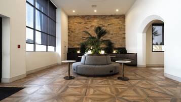 Coin salon dans le hall