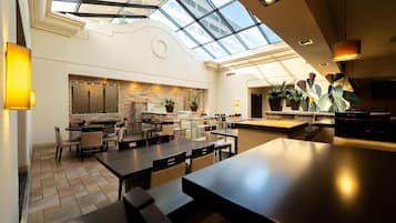 3 restaurants, breakfast served