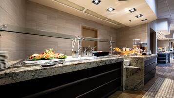 Desayuno buffet los fines de semana (USD 18 por persona)