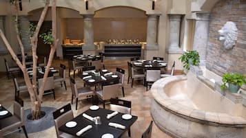 Desayuno buffet los fines de semana (USD 18 por persona)