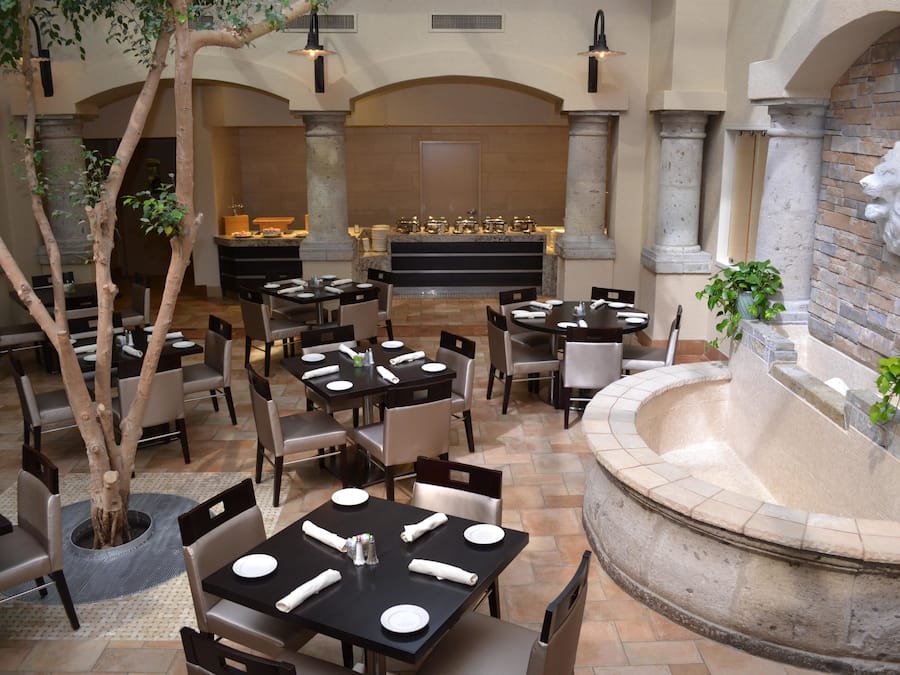 Petit déjeuner buffet servi les week-ends (18 USD par personne)