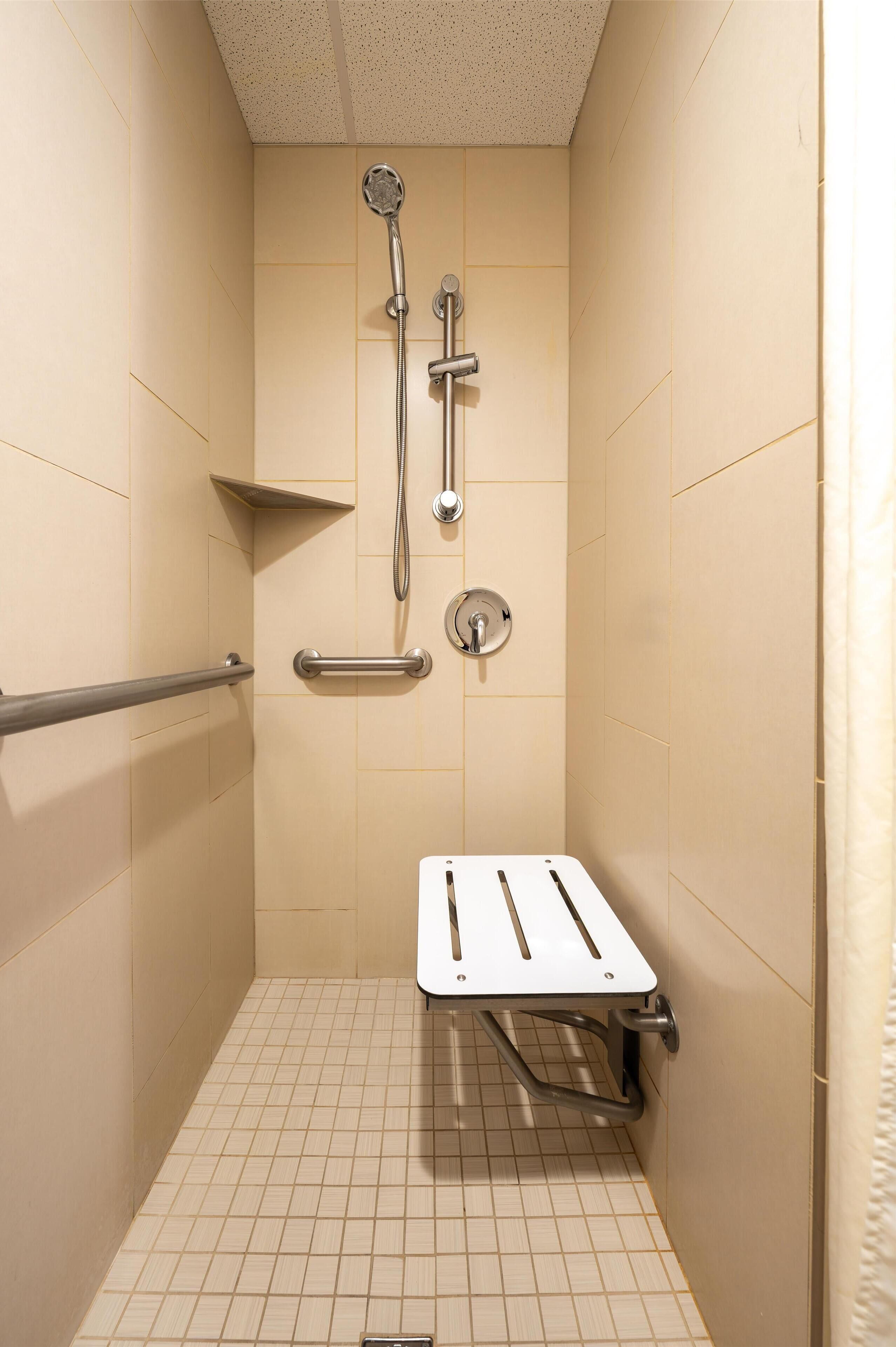 Chambre, 1 très grand lit, accessible aux personnes à mobilité réduite, non-fumeurs | Douche de la salle de bain