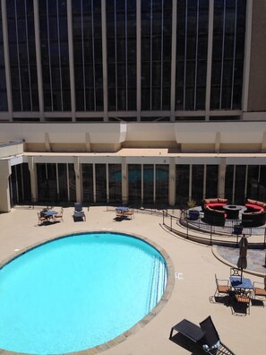 Alberca al aire libre, sombrillas en la alberca y camastros