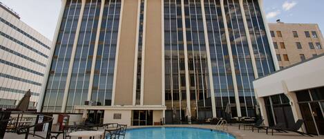 Ulkouima-allas, aurinkovarjoja, aurinkotuoleja