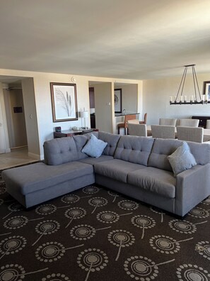 Suite, 1 cama King size y sofá cama, para no fumadores (Parlor) | Ropa de cama de alta calidad y escritorio 