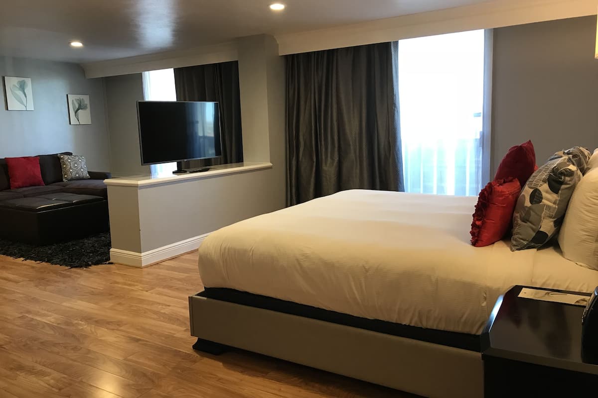 Junior-Suite, 1 King-Bett, barrierefrei | Hochwertige Bettwaren, Schreibtisch, Bügeleisen/Bügelbrett