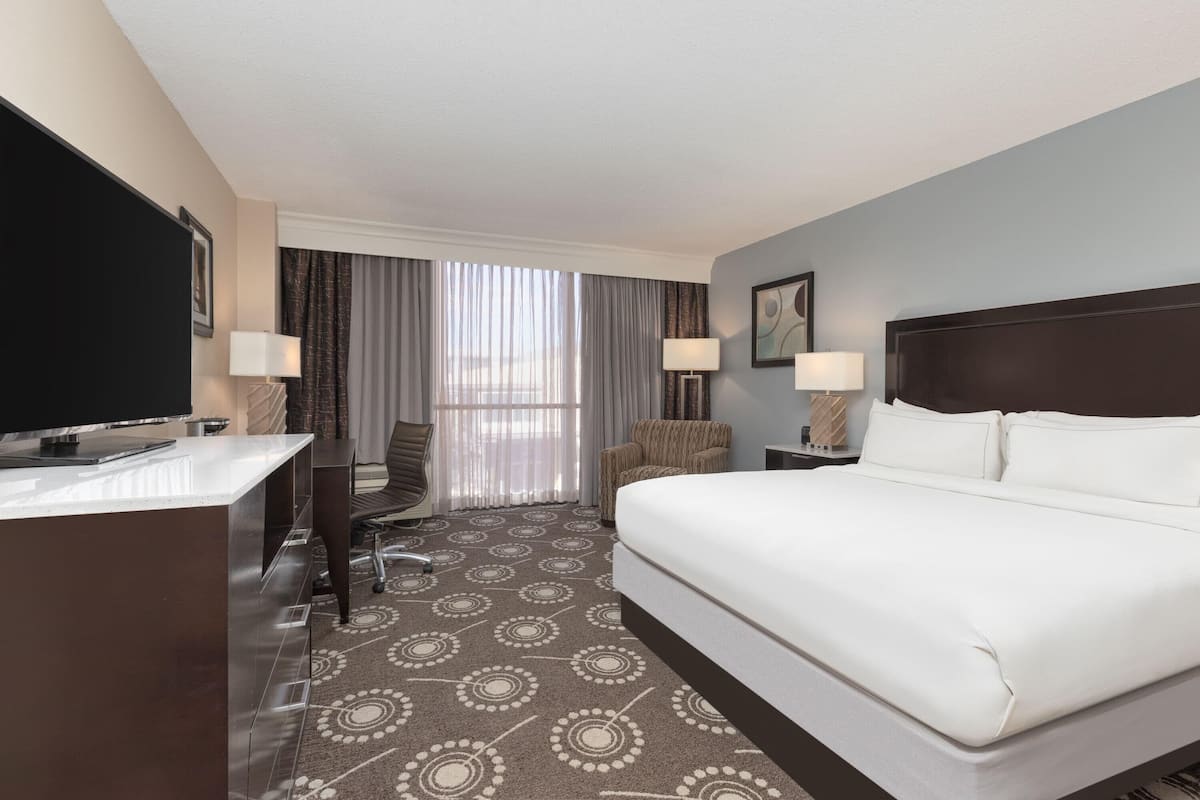 Habitación, 1 cama de matrimonio grande, accesible en silla de ruedas (Bathtub w/ Grab Bars) | Ropa de cama de alta calidad, escritorio, tabla de planchar con plancha