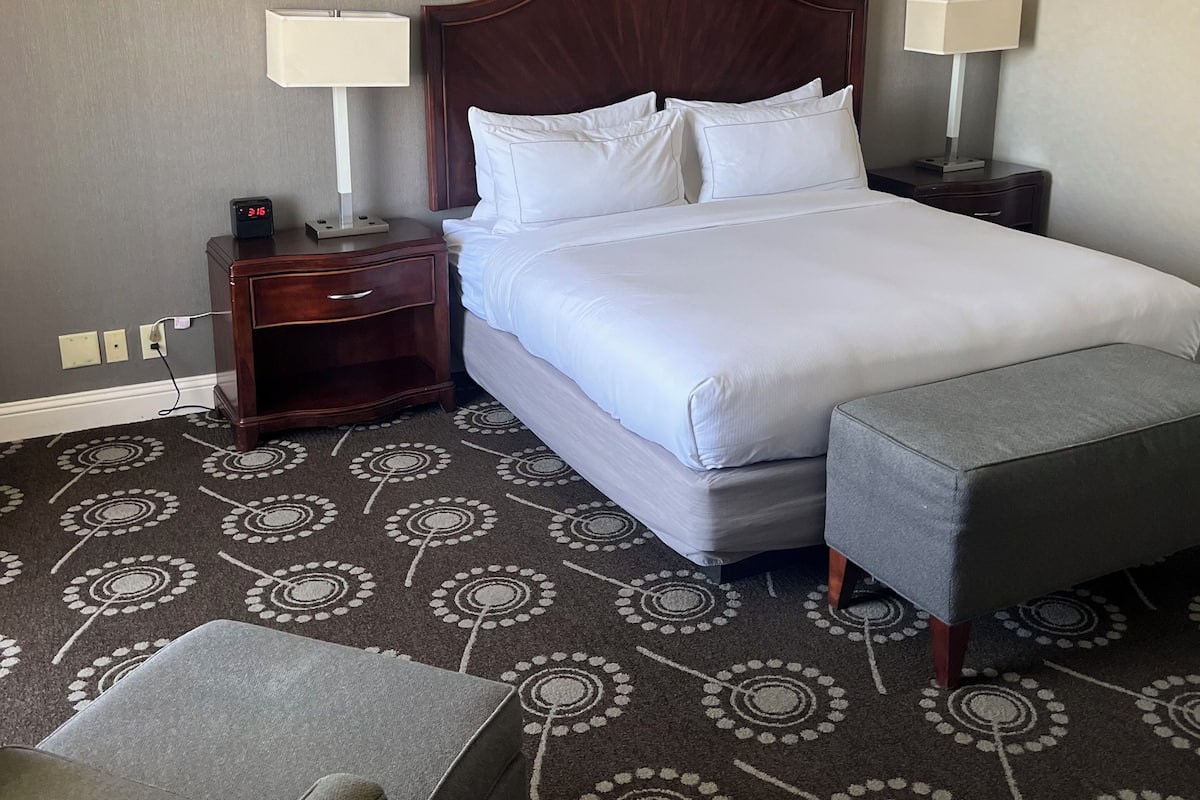 Premium bedding, desk, iron/ironing board, free cots/infant beds