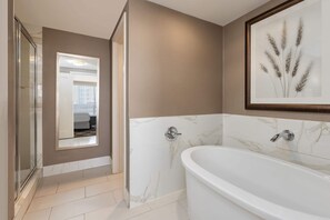 Combined shower/tub, free toiletries, hair dryer, towels