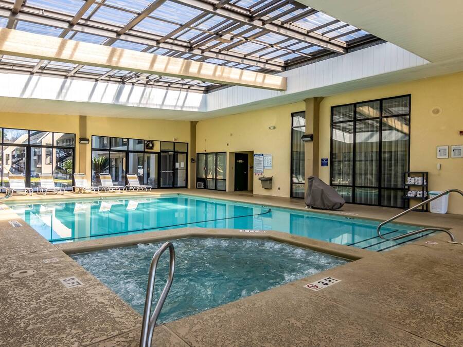 Una piscina cubierta