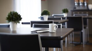 A modern dining area with tables, chairs, and potted plants. - Comfort Inn Rimouski (Rimouski)