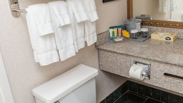 Kombinasi shower/bathtub dan perlengkapan mandi gratis