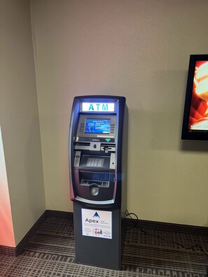 敷地内の ATM