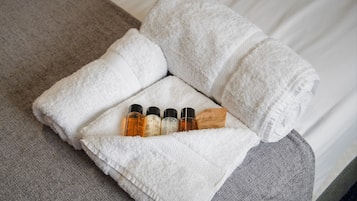 Bañera con ducha, artículos de tocador gratuitos, secador de pelo