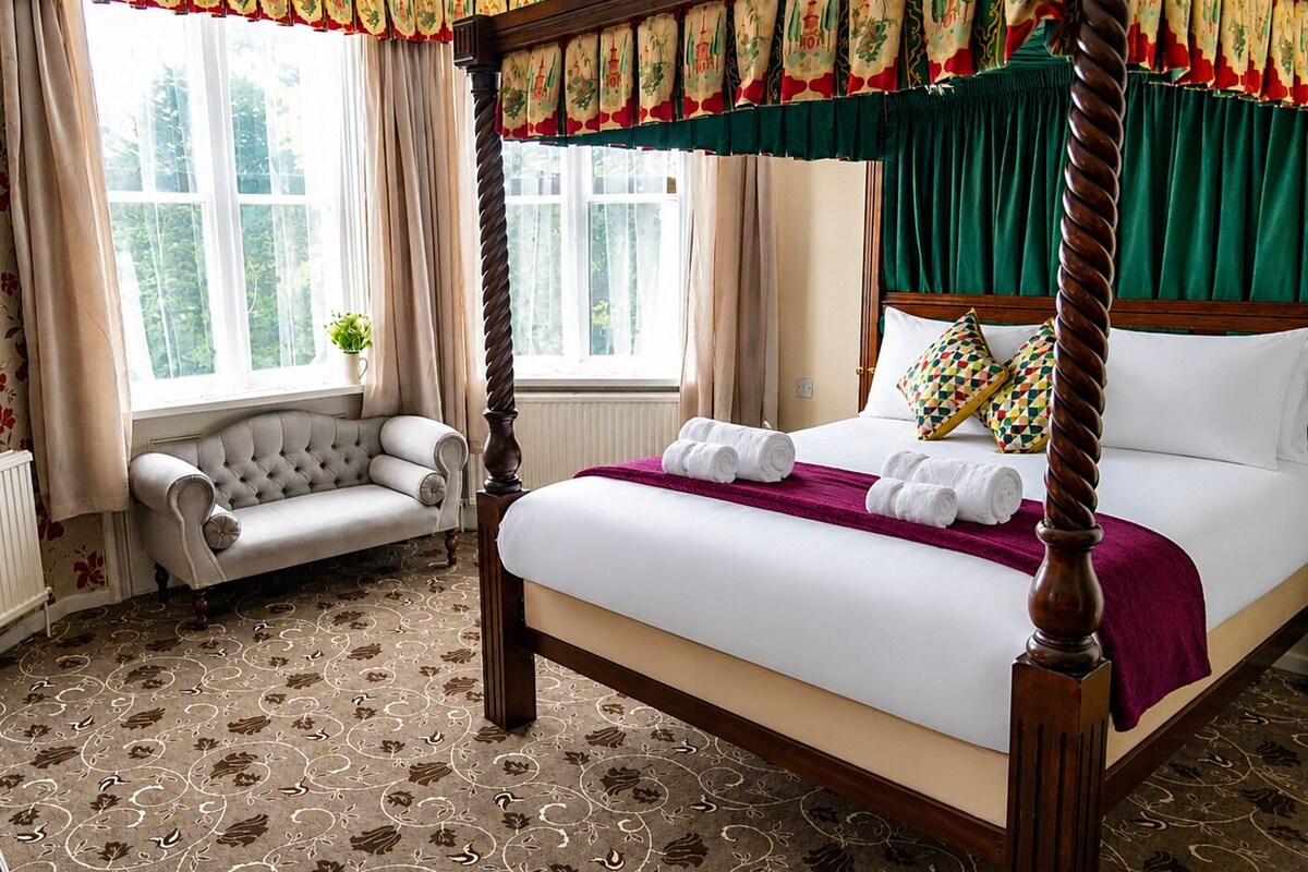 Royal Suite, 1 Queen Bed | Premium bedding, desk, soundproofing, iron/ironing board