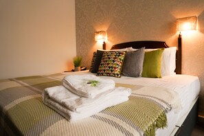 1 bedroom, premium bedding, desk, soundproofing