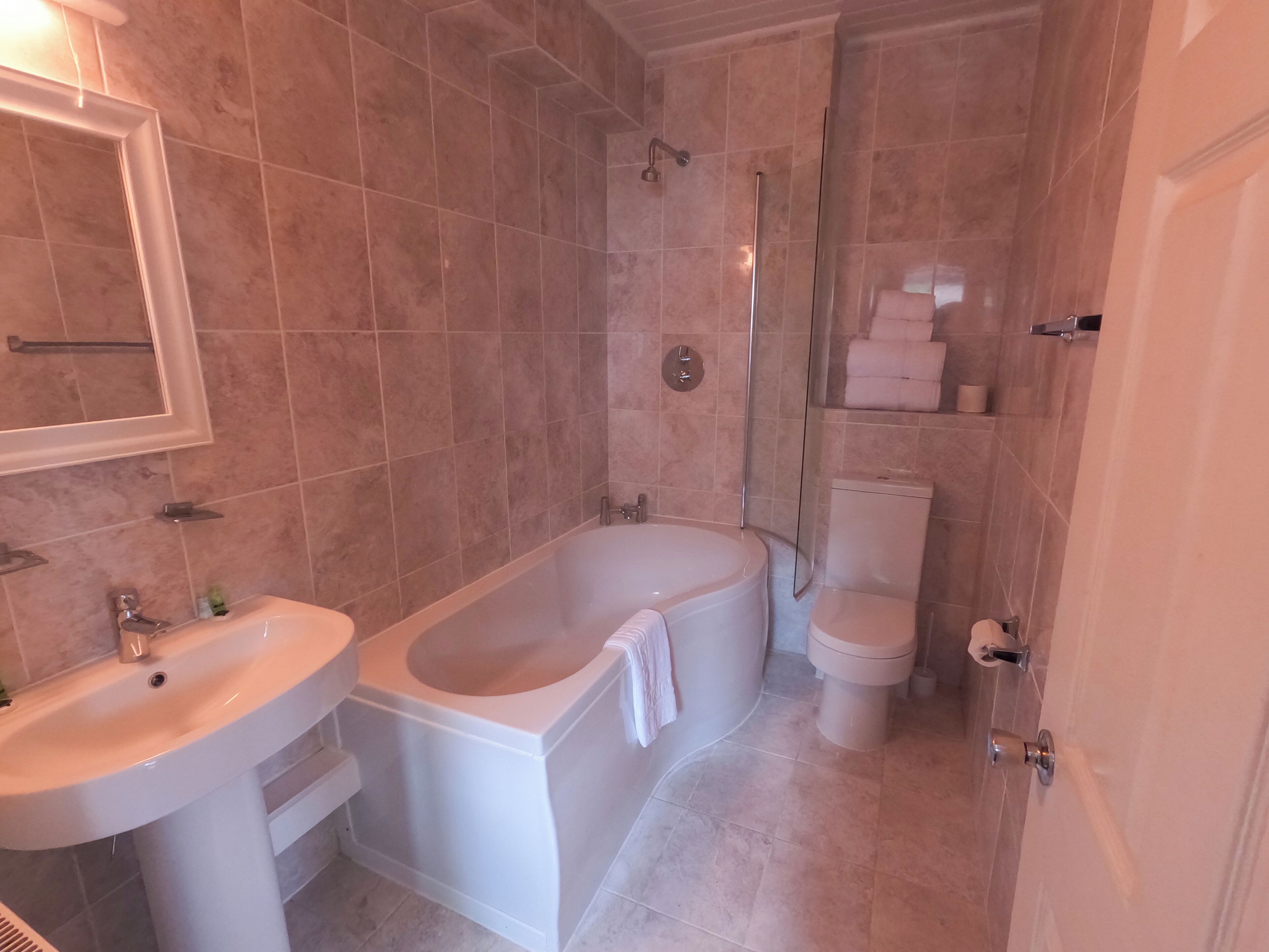 Un baño con bañera, inodoro y lavabo.