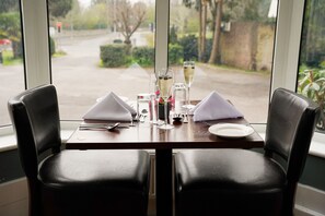 Petit-déjeuner, déjeuner et dîner servis sur place