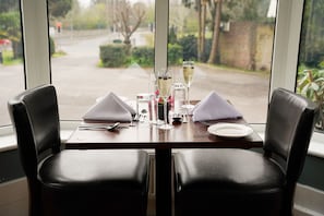 Petit-déjeuner, déjeuner et dîner servis sur place