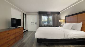 Chambre, 1 grand lit, accessible aux personnes à mobilité réduite, non-fumeur (Mobility) | Literie de qualité, lit avec matelas à plateau-coussin, bureau